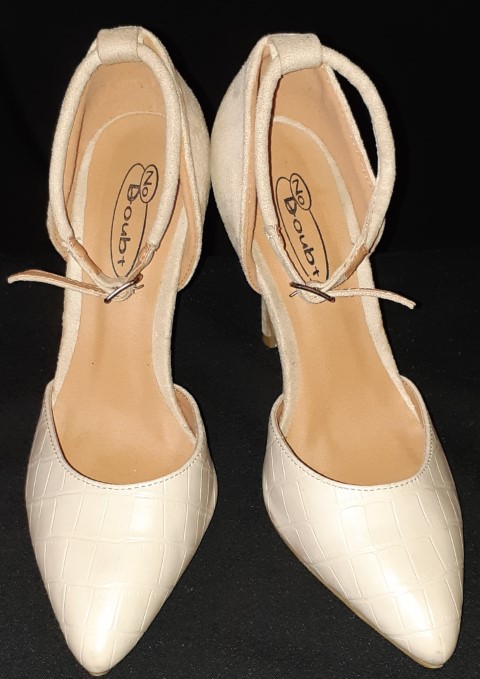 Ankle strap Cream Leather heel by 'No Doubt', size 38