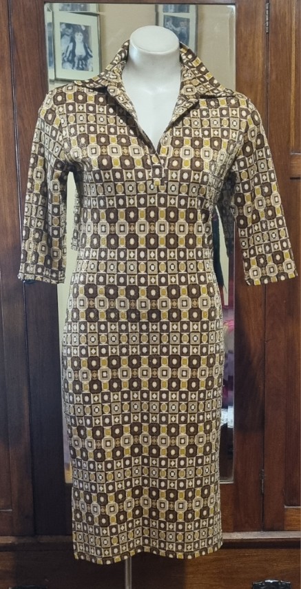 1970's Fitted midi dress, geometric Autumnal print, polyester, by 'Kiss Kiss Designs, Australia', size S - Image 2
