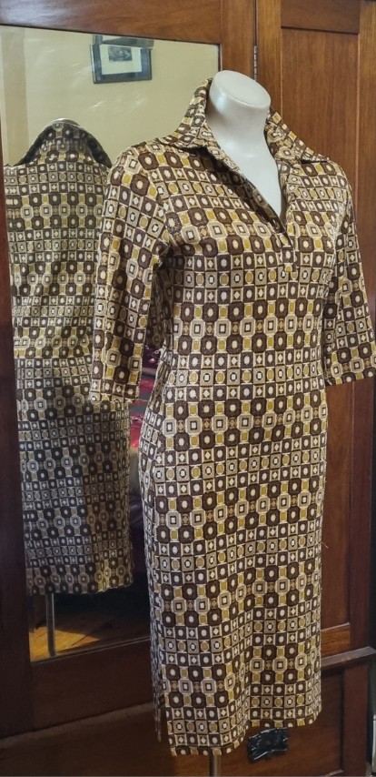 1970's Fitted midi dress, geometric Autumnal print, polyester, by 'Kiss Kiss Designs, Australia', size S - Image 3