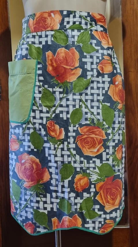 Vintage Polished Cotton Apron, green floral, handmade, size M-L - Image 2
