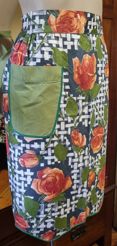 Vintage Polished Cotton Apron, green floral, handmade, size M-L - Image 3