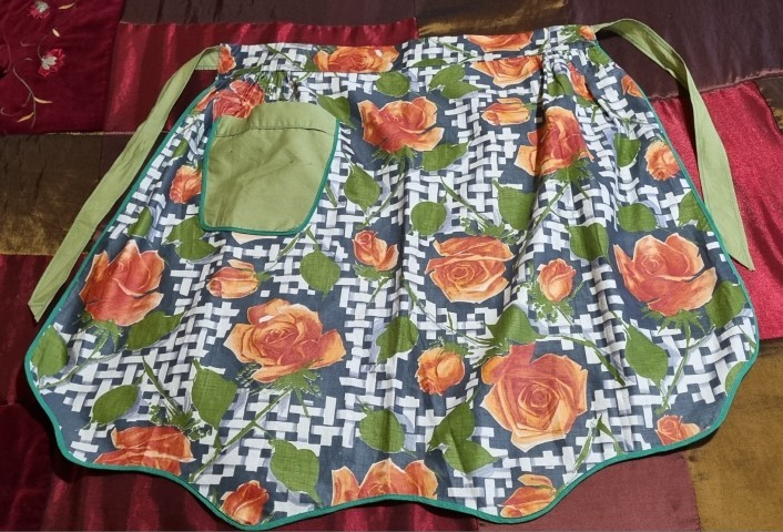 Vintage Polished Cotton Apron, green floral, handmade, size M-L - Image 4